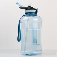 Bouteille d'eau écologique sans BPA de 2200 ml avec manchon personnalisé, poignée portable pour adultes, idéale pour les cadeaux promotionnels en Asie – Achat en gros en Chine