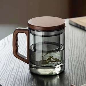 Tasse à thé portable en verre borosilicate résistant aux hautes températures avec couvercle, infuseur et poignée en bois - Product Image 1