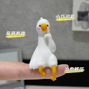 Adorable decoración de pantalla con forma de ganso blanco grande de Jiay, una artesanía de plástico suave y acogedora para estaciones de trabajo de oficina. - Product Image 2