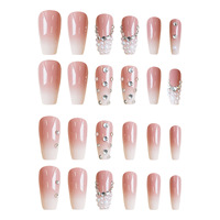 Ongles à presser artisanaux de luxe, effet ombré nude-blanc, forme cercueil, avec grappes de perles placées à la main et strass de différentes tailles dispersés