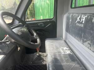 DAHE motorizado 2-3ton <span class=keywords><strong>1000CC</strong></span> Cargo <span class=keywords><strong>triciclo</strong></span> motocicleta gasolina combustible con volante cabina cerrada <span class=keywords><strong>Triciclo</strong></span> de gasolina para la venta - Product Image 3