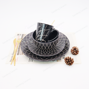 ชุดอาหารเย็นเคลือบสีเซรามิกสีดำสีทองออกแบบลายดอกไม้ตามสั่งสำหรับร้านอาหารโรงแรม - Product Image 3