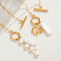 Collier de perles d'eau douce avec chaîne à maillons trombone, fermoir à bascule, perle baroque et pendentif en pierre naturelle pour femme