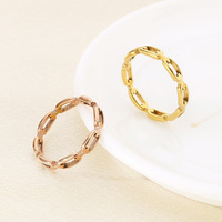 Bague carrée creuse en acier inoxydable de style européen américain Bijoux de couple célébrant Internet à la mode avec pierre naturelle