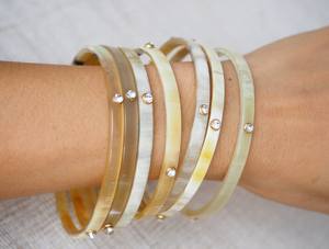 Brazaletes de cuerno de búfalo natural hechos a mano por artesanos, joyería única para una moda cultural, estilo sostenible y expresión personal atemporal. - Product Image 5