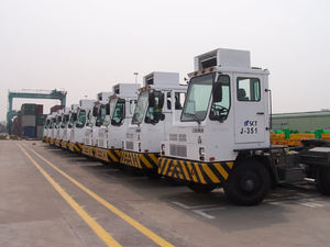 Sinowalk HOVA 4x2 — <span class=keywords><strong>camion</strong></span>, terminal, tracteur, port de tête, TRANSMISSION automatique, à <span class=keywords><strong>prix</strong></span> bas, 266hp, usine en chine - Product Image 2