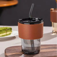 Tasse en verre à boire de boisson de 12oz en gros avec couverture en cuir coloré tasse en verre borosilicaté avec couvercle et paille