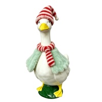 Figurine d'oie de Noël peinte à la main OEM ODM avec chapeau de Père Noël rayé et écharpe, cape en peluche vert clair, décoration de table pour les fêtes, cadeau