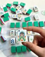 Tuiles de mahjong américaines sculptées en acrylique vert de luxe à quatre couches pour les rassemblements familiaux, les loisirs et le divertissement