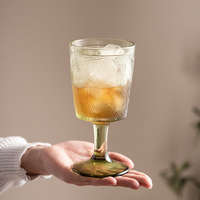 Verre à vin vert en verre coloré de 300 ml avec motif feuille en relief, idéal pour la vente en gros, la bière, l'eau et les jus, parfait pour les mariages, les fêtes et les banquets.