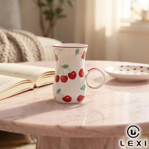 Classico <span class=keywords><strong>Piattino</strong></span> in Ceramica Rosso a Pois <span class=keywords><strong>con</strong></span> Tazza Abbinata <span class=keywords><strong>con</strong></span> Stampa di Ciliegie, Ideale per Servizio Tè del Pomeriggio o Set Regalo - Product Image 3