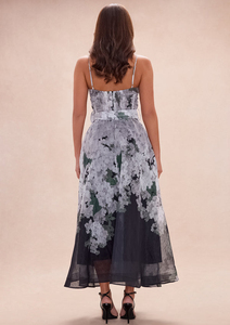 فستان ماكسي صيفي مخصص بتصميم أنيق، من الشيفون بنقشة متدرجة وطباعة رقمية، بخصر ضيق ورقبة رسن وقصة غير منتظمة - Product Image 2