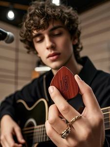 Púas de Guitarra Hechas a Mano de Madera Maciza de Nogal, Plectro Natural para una Tocadura Suave, para Decoración del Hogar, Ocasiones Festivas, para Navidad - Product Image 6