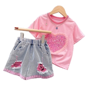 Set di abbigliamento per ragazze adolescenti alla moda T-Shirt con paillettes a manica corta con cuore e Jeans strappati per bambini - Product Image 6