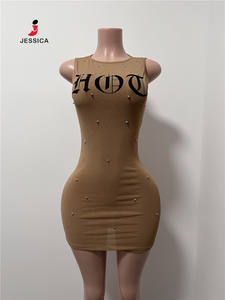 Y1515-2026 Nuovi Arrivi Moda Estiva Abito Mini Aderente Senza Maniche con Stampa di Lettere e Borchie per Donne - Product Image 4