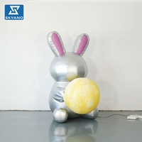 Décoration publicitaire gonflable personnalisée : Lapin de la Lune enlacant la Lune Dorée