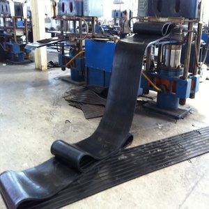 Plaque <span class=keywords><strong>de</strong></span> <span class=keywords><strong>caoutchouc</strong></span> industrielle sur mesure <span class=keywords><strong>de</strong></span> 50 mm d'épaisseur en SBR/NBR/EPDM avec service <span class=keywords><strong>de</strong></span> découpe - Product Image 4