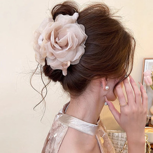 Pince à cheveux élégante en perles et fleurs en tissu pour femme, accessoire capillaire de type pince requin - Product Image 1