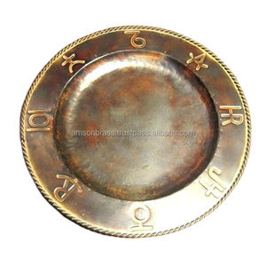 Nouvelle assiette de chargeur de luxe dernière arrivée assiette de service en métal au look élégant et plat à la main pour le dessus de table de salle à manger - Product Image 1