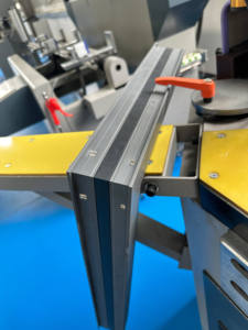 쉬운 도구 변경 알루미늄 창 코너 압착 기계 알루미늄 문 제조 기계 - Product Image 4