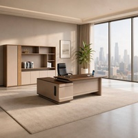 Bureau de direction de luxe en PVC stratifié avec ensemble d'armoires LED assorties, table de PDG/manager en crème Morandi pour projets commerciaux