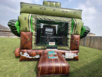Château gonflable commercial avec toboggan et zone de jeu, thème voiture, pour fêtes et événements en extérieur
