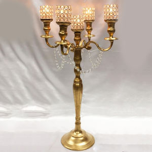 Candélabre en aluminium de centres de sol de vente chaude avec bougeoir votif en cristal pour la décoration de mariage en aluminium doré - Product Image 1