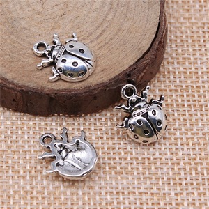 Pendentif en alliage de zinc multicolore en forme de <span class=keywords><strong>coccinelle</strong></span> pour la fabrication de colliers et bracelets DIY, fournitures de bijoux faits à la main en gros - Product Image 2