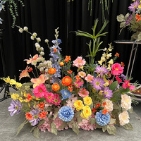 Levendige gemengde kleurrijke kunstzijde bloemen wandkrans in tuinstijl, kant-en-klaar voor verloving, babyshower, buiten.