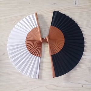 Ventilador de mano de madera y hierro con logotipo personalizado, regalo de negocios portátil de estilo artístico popular, bambú tallado para bodas y raves - Product Image 5