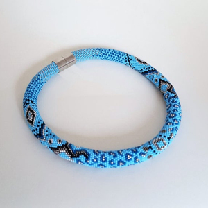 Collar de Cuerda Tejida a Crochet con Cuentas, Hecho a Mano, para la Felicidad - Product Image 1