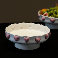 Assiette à fruits en céramique à motif cœur rose, style luxe léger, avec pied, pour desserts et gâteaux