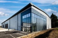 Offre Spéciale : Bâtiments Métalliques Préfabriqués Modernes Personnalisés pour Entrepôts – Atelier à Structure en Acier Préfabriquée