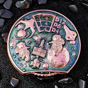 ของเล่นลูกเต๋าหมุนโลหะแบบพกพา รูปแบบนักบินอวกาศ พร้อมเข็มทิศ ปรับแต่งได้ - Product Image 2