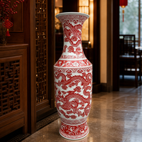 Vase en porcelaine grand format à motif de dragon rouge sous glaçure, élégant et traditionnel, pour l'entrée de villa de luxe