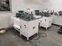 Étiquettes volantes pour cartes de vêtements professionnels entièrement automatiques Machine à enfiler les étiquettes Machine à enfiler les étiquettes