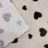 Tissu doux en fausse fourrure de lapin à motif de cœurs à pois imprimé sur mesure pour couverture de bébé, vêtements, jouets et articles ménagers