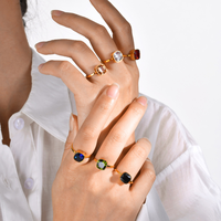 Bague française rétro carrée en acier inoxydable multicolore pour femme Bague de niche en pierres précieuses à la mode Réglage de la lunette Non-Fading