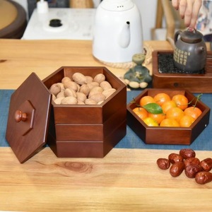 Caja cuadrada de madera maciza para frutas y dulces con tapa y múltiples compartimentos para frutas secas y aperitivos - Product Image 1