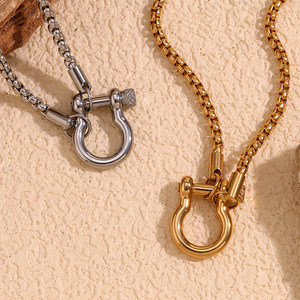 Collier pendentif fer à cheval en acier inoxydable plaqué PVD à la mode boucle en fer à cheval étanche avec chaîne en corde pour <span class=keywords><strong>cadeau</strong></span> - Product Image 2