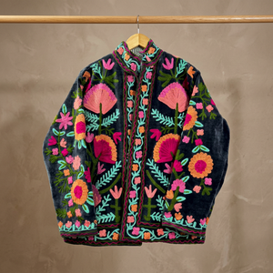 Chaqueta de Algodón y Terciopelo Bordada a Mano de Rajastán para Mujer, Prenda Étnica Premium de Invierno, Lujosa, Tradicional India, Floral, Estilo Boho - Product Image 3