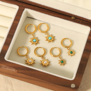 Boucles d'oreilles créoles Sunburst en acier inoxydable plaqué or 18 carats avec pierres naturelles serties clos pour femme, usage quotidien - Product Image 1