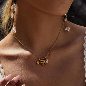 Collana con Ciondolo a Forma di Stella e Cuore in Acciaio Inossidabile Placcato Oro 18k con Zirconi Bianchi, Stile <span class=keywords><strong>Vintage</strong></span> con Catena a Maglie - Product Image 2
