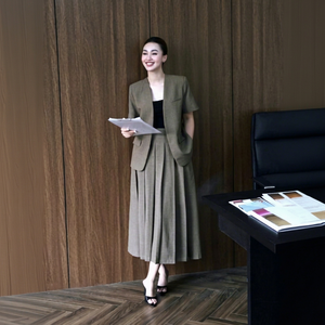 Jupe plissée mi-longue taille haute premium CV619 pour femme, tissée, vêtements de bureau, vente en gros - Product Image 1