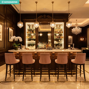 Comptoir de bar personnalisé de luxe pour la maison, dessus en marbre, unité de bar en bois massif foncé avec tabourets de bar en velours rose - Product Image 1