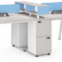 Poste de travail multiple pour employés avec dessus gris clair, écrans de confidentialité bleus, rangement central et gestion des câbles pour bureaux