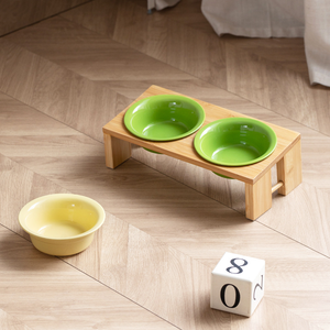 Support surélevé en bambou pour gamelles de <span class=keywords><strong>chat</strong></span> et chien avec double gamelle en céramique antidérapante, kit de vaisselle pour animaux de compagnie multicolore - Product Image 1