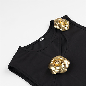 ชุดเซ็ต 2 ชิ้นสำหรับผู้หญิง เสื้อครอปแขนกุดทรงไม่สมมาตรและกระโปรงแม็กซี่จับจีบประดับดอกไม้สีทอง แฟชั่น - Product Image 4