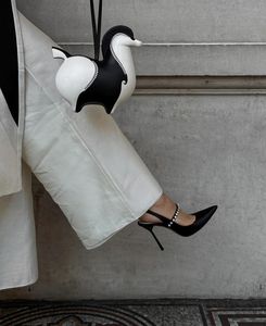 Classique <span class=keywords><strong>Abaya</strong></span> 2025 <span class=keywords><strong>Abaya</strong></span> Nouvelle Haute Couture Noir et Blanc Couture Conception Simple pour Filles <span class=keywords><strong>Kimono</strong></span> Musulman Mince Manteau Arabe <span class=keywords><strong>Abaya</strong></span> - Product Image 5