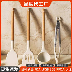 Espátula de silicona con mango de madera, apta para horno, utensilio de cocina antiadherente para freír y mezclar - Product Image 2